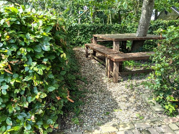 Zowel zon als schaduw. Ook zijn delen van de tuin geschikt voor een rolstoel