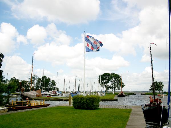 Waar u ook gaat in Friesland - overal vindt u sloten, vaartjes en meren.