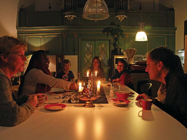 Gemütliches Essen mit Freunden.