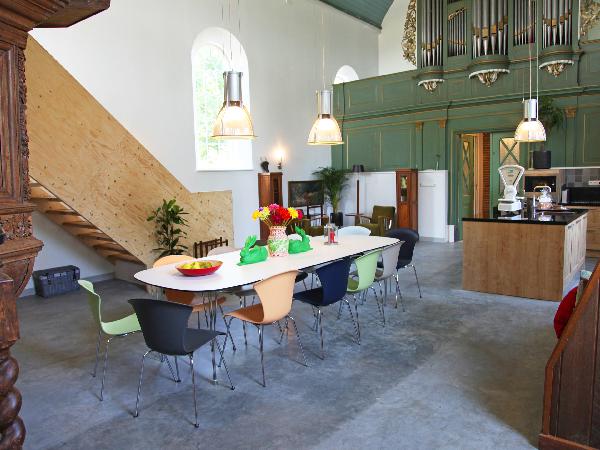 Unique atmosphere between organ and pulpit.