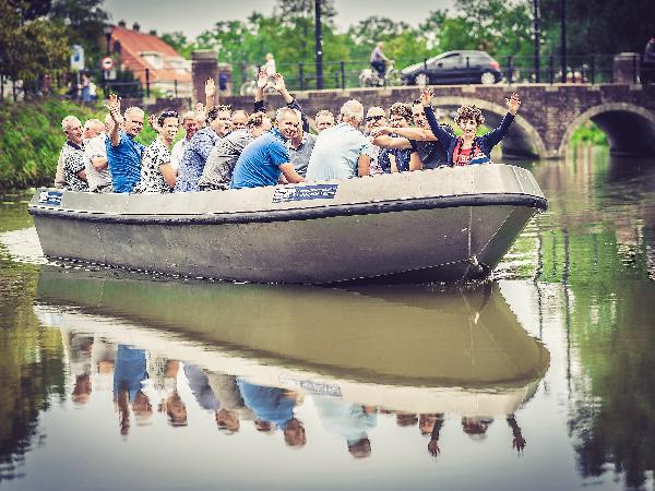 Vanaf het water beleeft u de uitgetrekte weilanden en historische bruggetjes vanuit een heel ander perspectief.