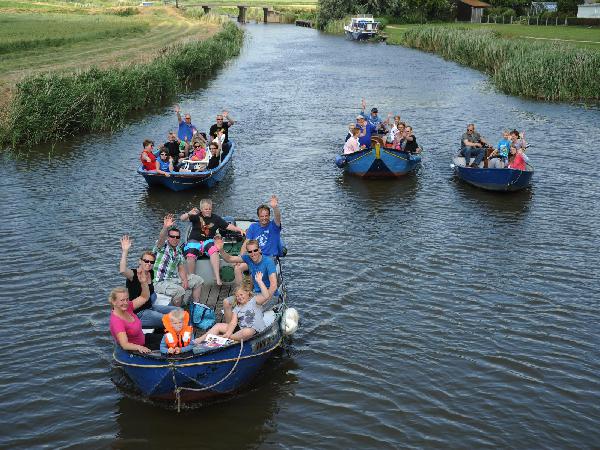 Bij Ouwe Seun hebt u de keuze uit een keur aan bootjes, naar wens ingericht met zitzakken, kussens, stoelen en parasols.