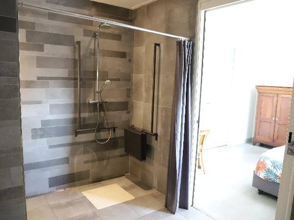 Mooie ruime badkamer. Ook te gebruiken voor mensen met een beperking