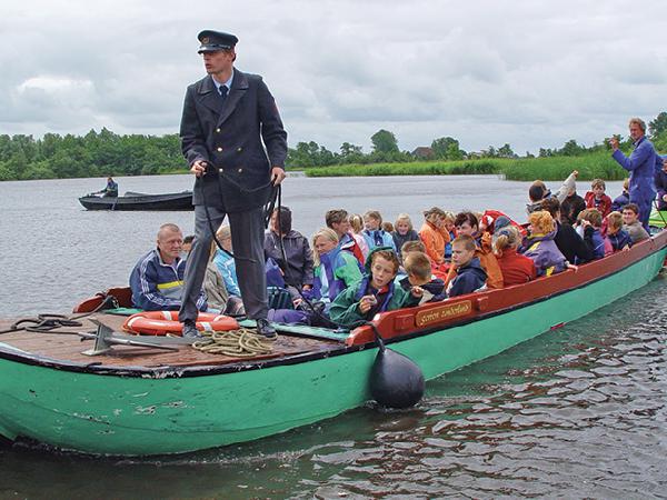 Op de praam van boerenknecht Gerben vaart ook veldwachter Zwart graag mee.